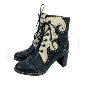 L’Artiste JULE boots size 5. (Could potentially fit size 6)